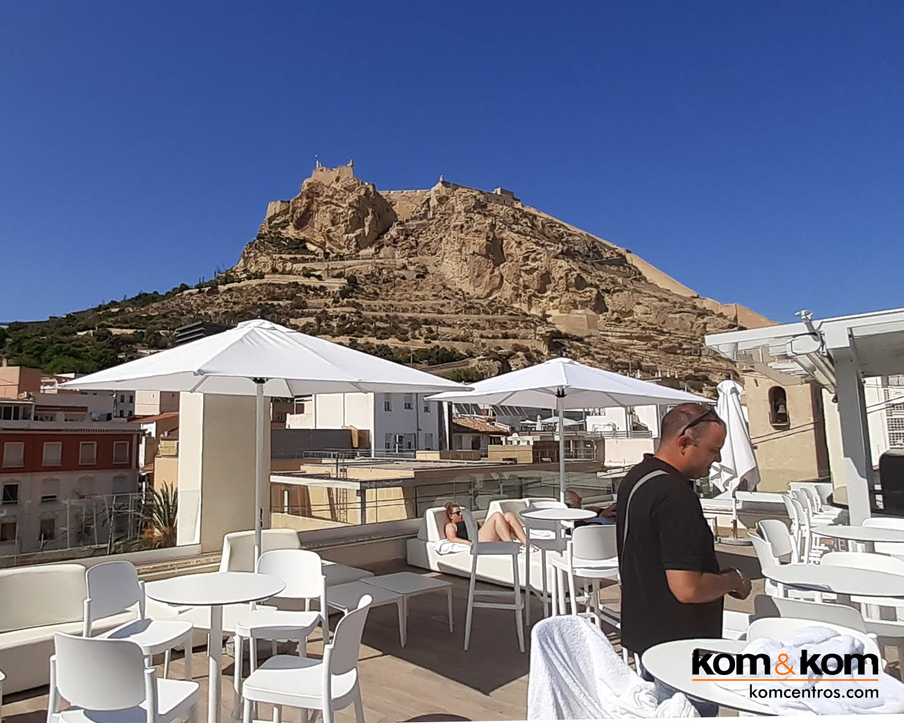 Highbar: Terraza Chill Out en la Azotea del hotel Odissey Room en el centro de Alicante. Proyecto Integral de Kom&Kom